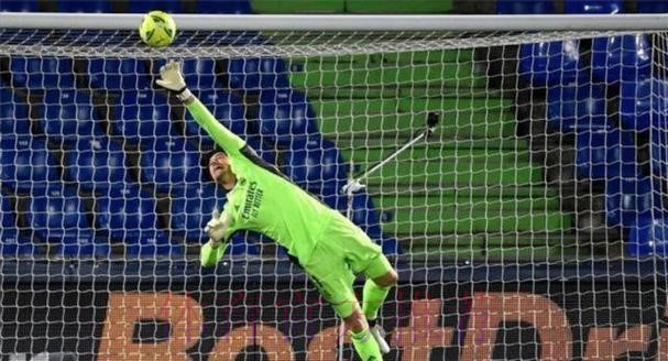 库尔图瓦本场9次扑救、预期扑出0.86球 获评8.9分 库尔图瓦本场9次扑救、预期扑出0.86球 获评8.9分